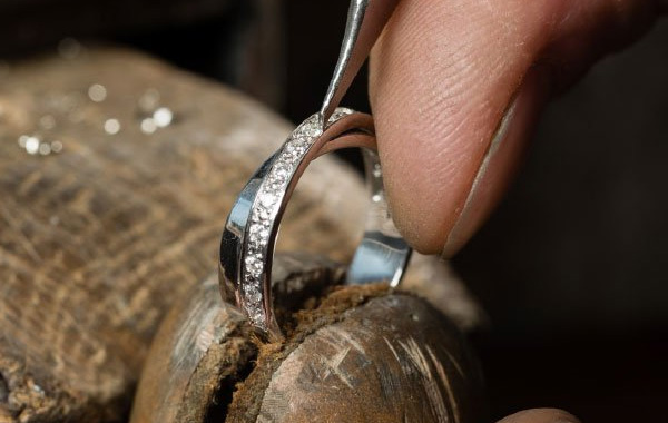 首飾鋯石填補與更換